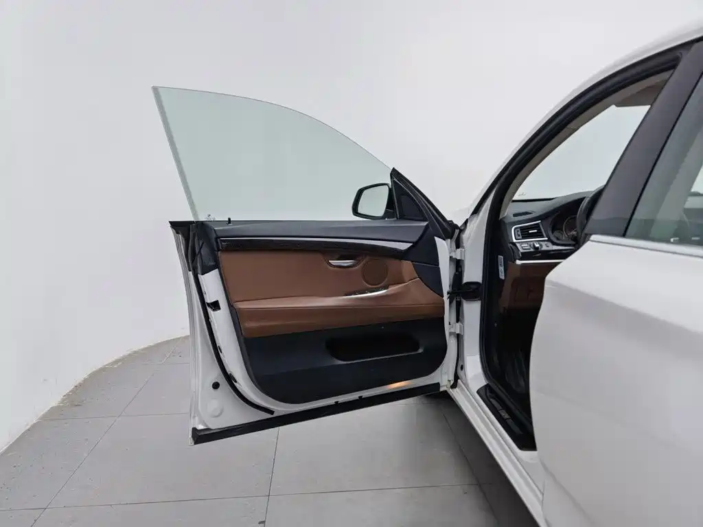 BMW 5 Series GT — миниатюра 8