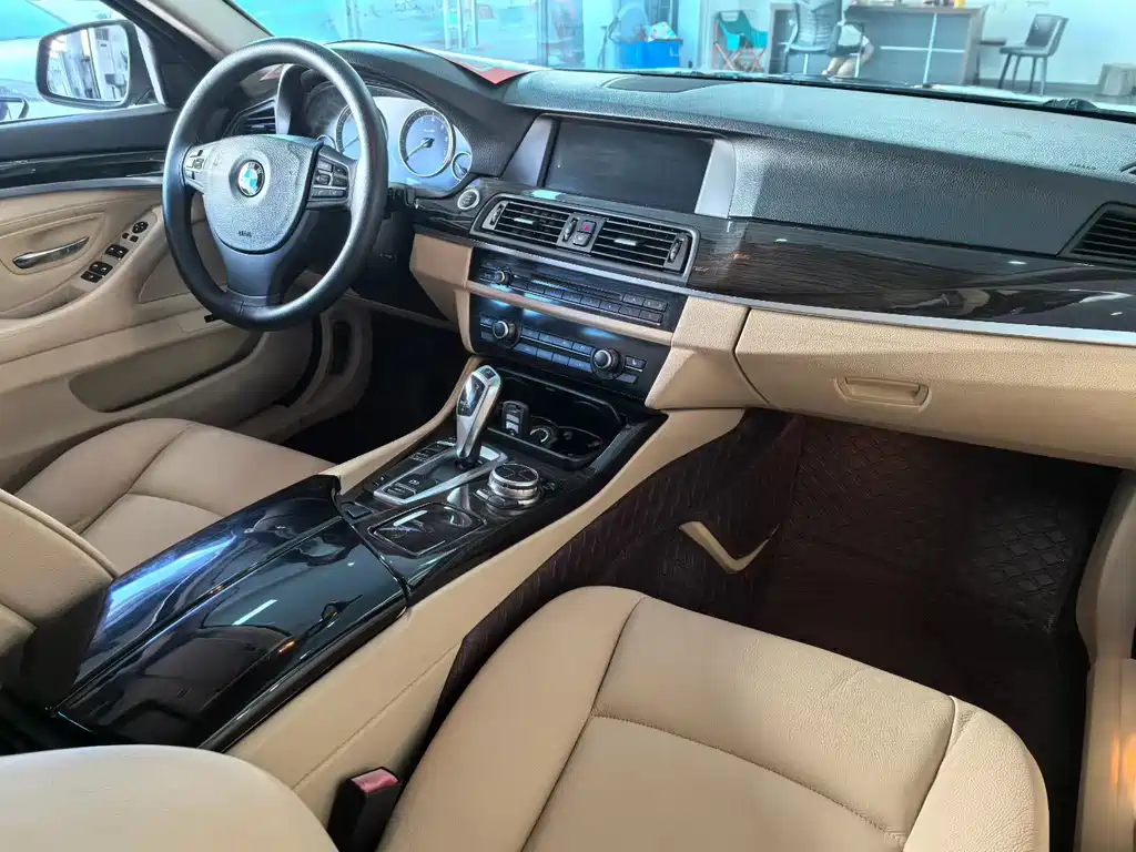 BMW 5 Series — миниатюра 6