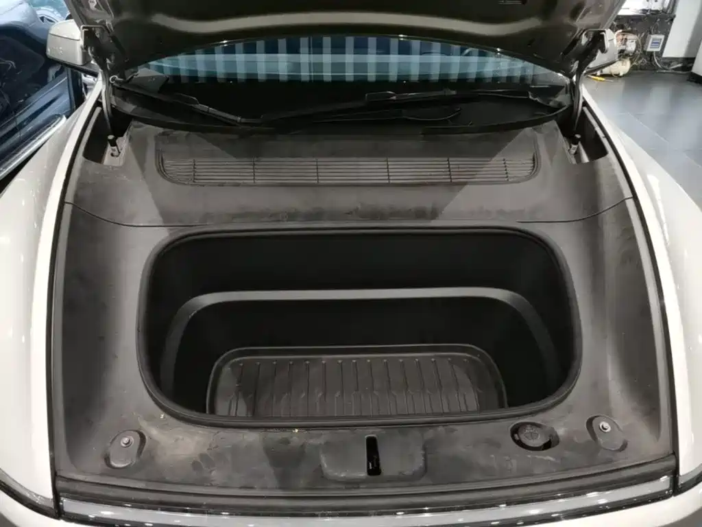 Tesla Model Y L — миниатюра 20