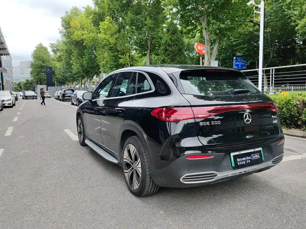 Mercedes-Benz EQE SUV — миниатюра 14