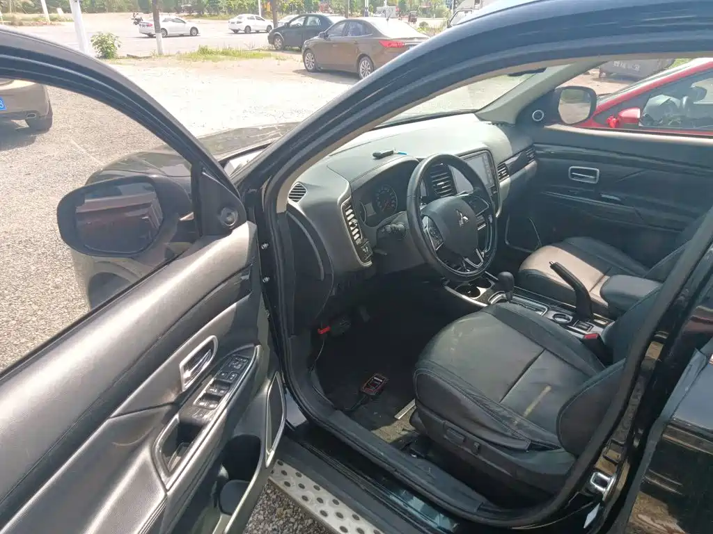 Mitsubishi Outlander — миниатюра 12
