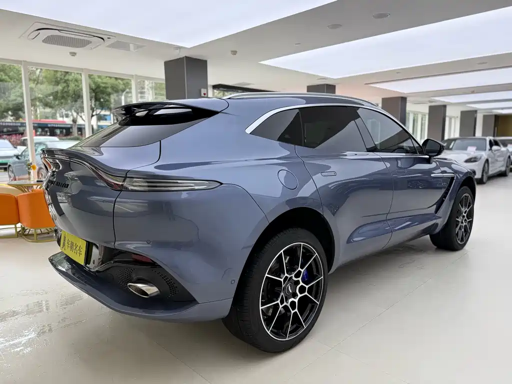 ASTON MARTIN  DBX