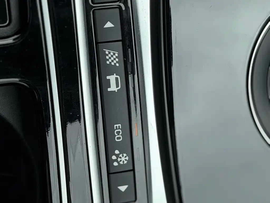 Jaguar XEL — миниатюра 19