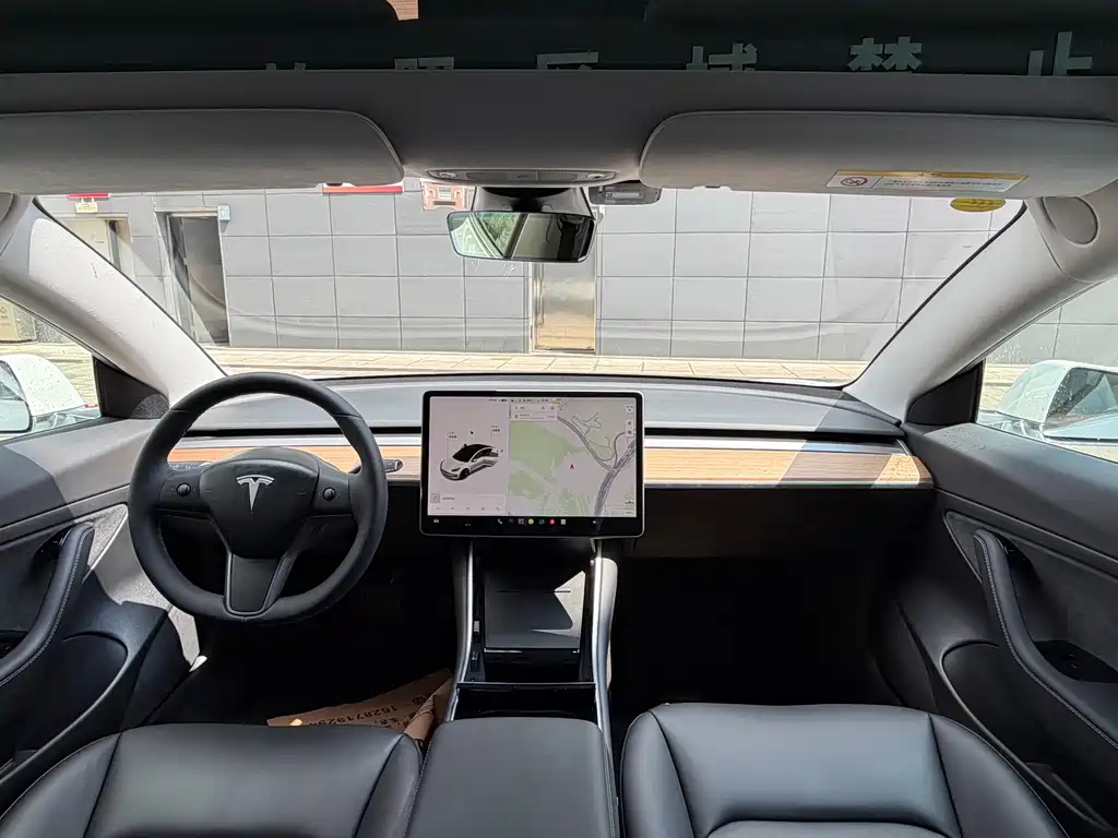 Tesla Model 3 — миниатюра 6