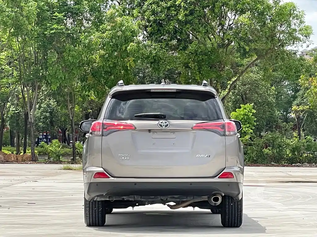 Toyota RAV4 — миниатюра 5
