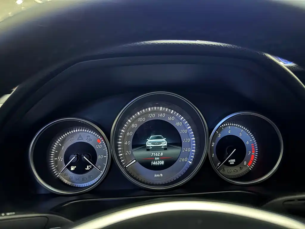 Mercedes-Benz E-Class — миниатюра 11