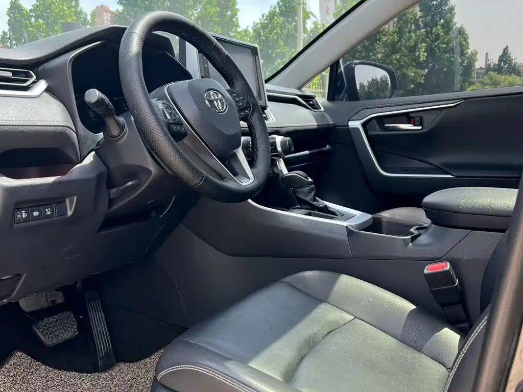 Toyota RAV4 - фото 4