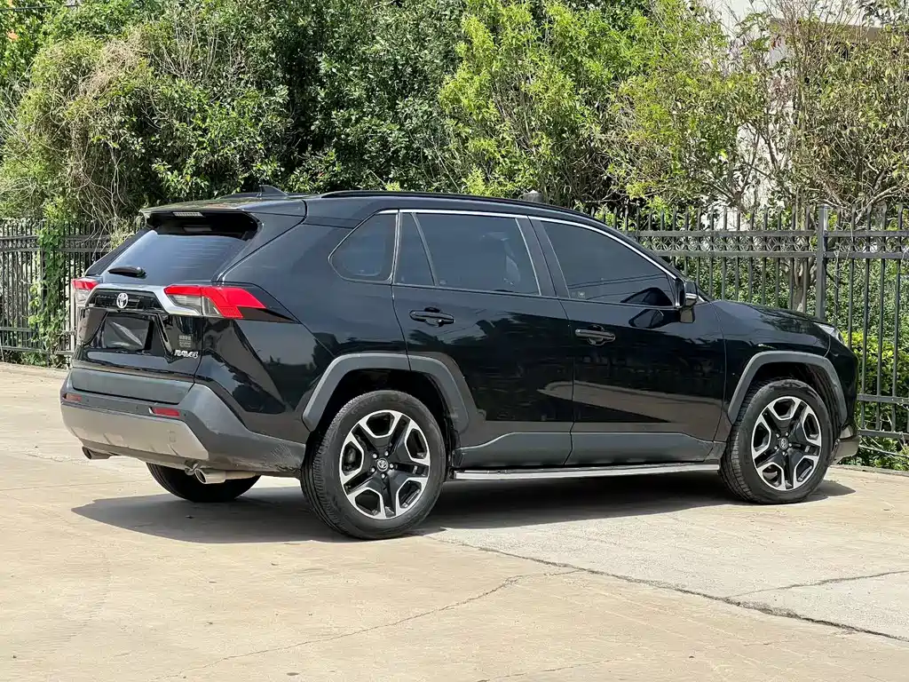 Toyota RAV4 - фото 7