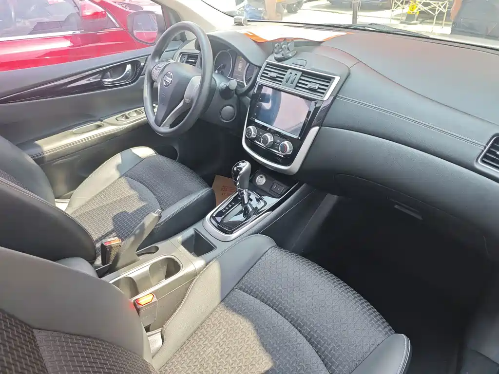 Nissan Tiida — миниатюра 12