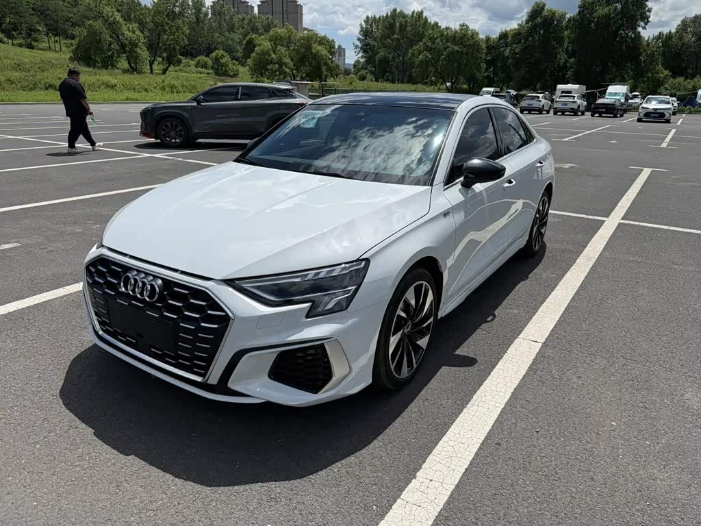 Audi A3 1.4 л 2023 г. Белый, пробег 33000 км