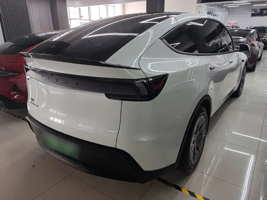 Tesla Model Y L — миниатюра 7