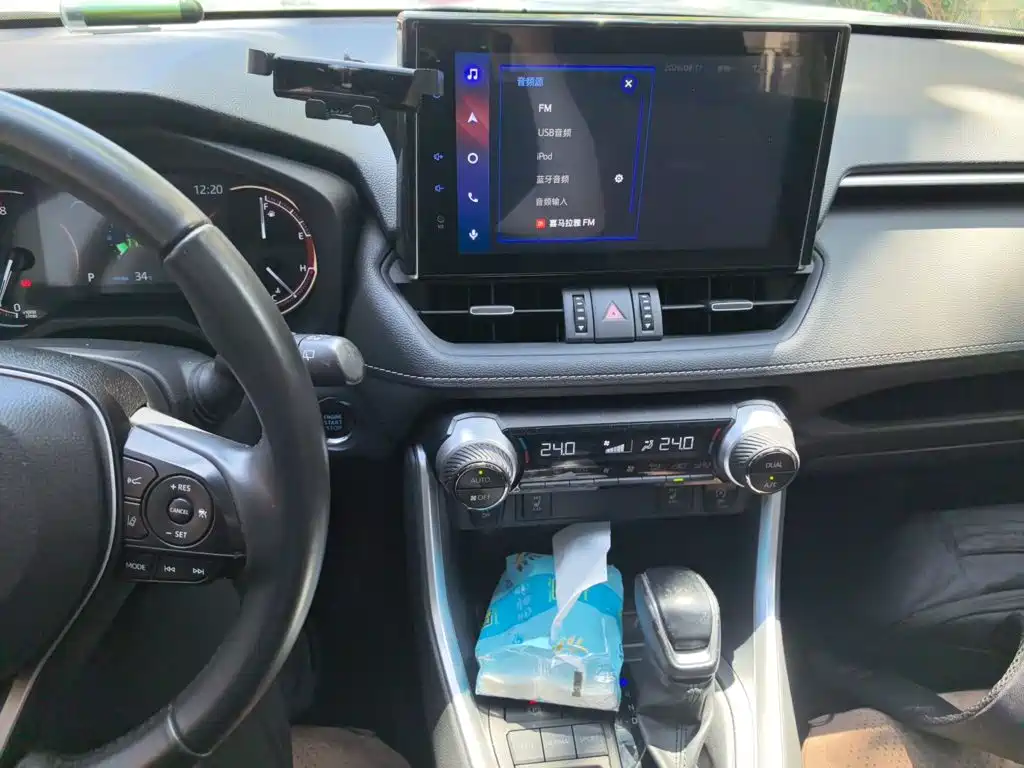 Toyota RAV4 — миниатюра 9