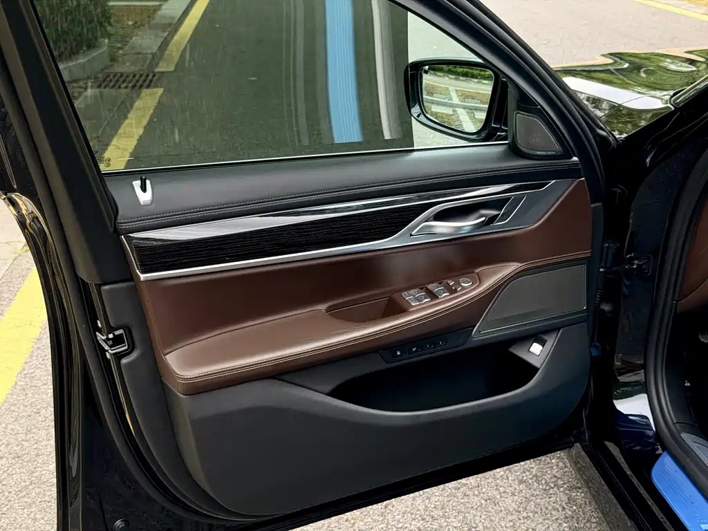 BMW 7 Series — миниатюра 7