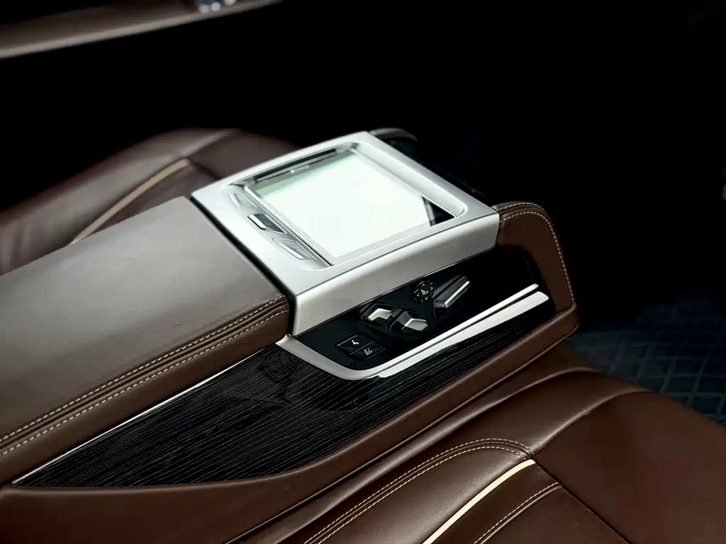 BMW 7 Series — миниатюра 26