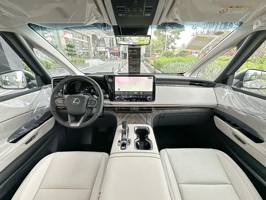 Lexus LM 2025 500h мест