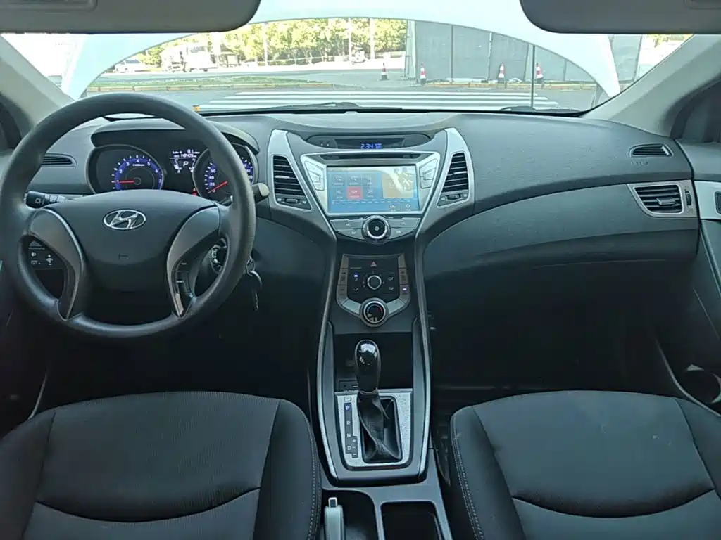 Hyundai Elantra Langdong — миниатюра 10