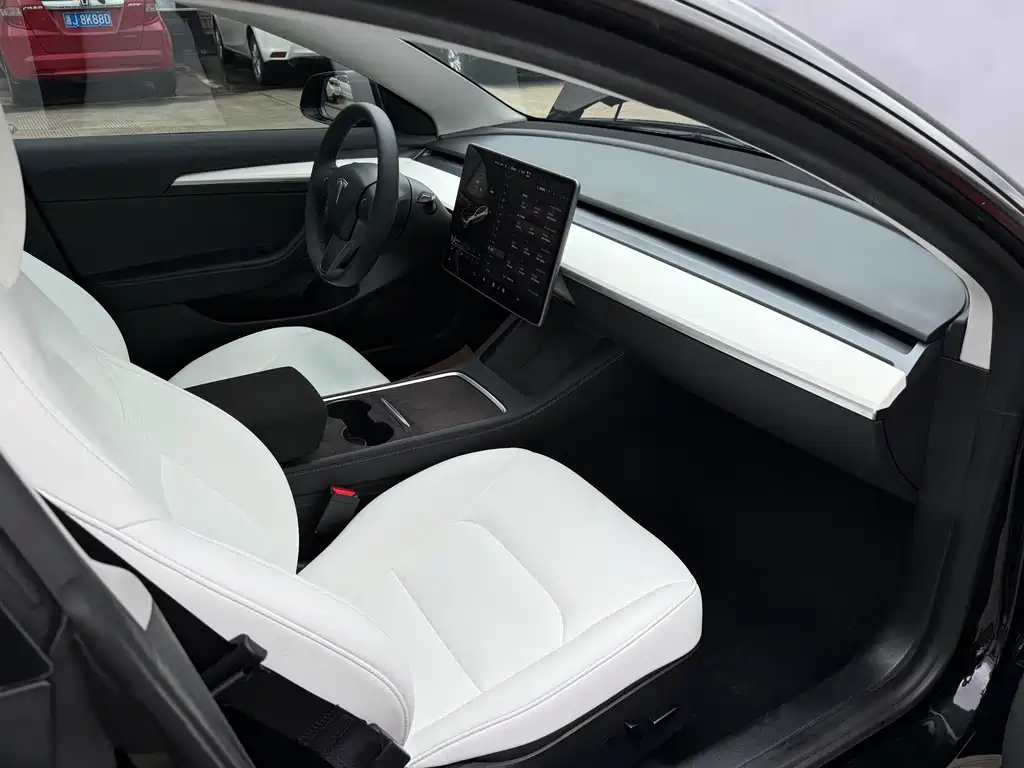 Tesla Model 3 — миниатюра 7