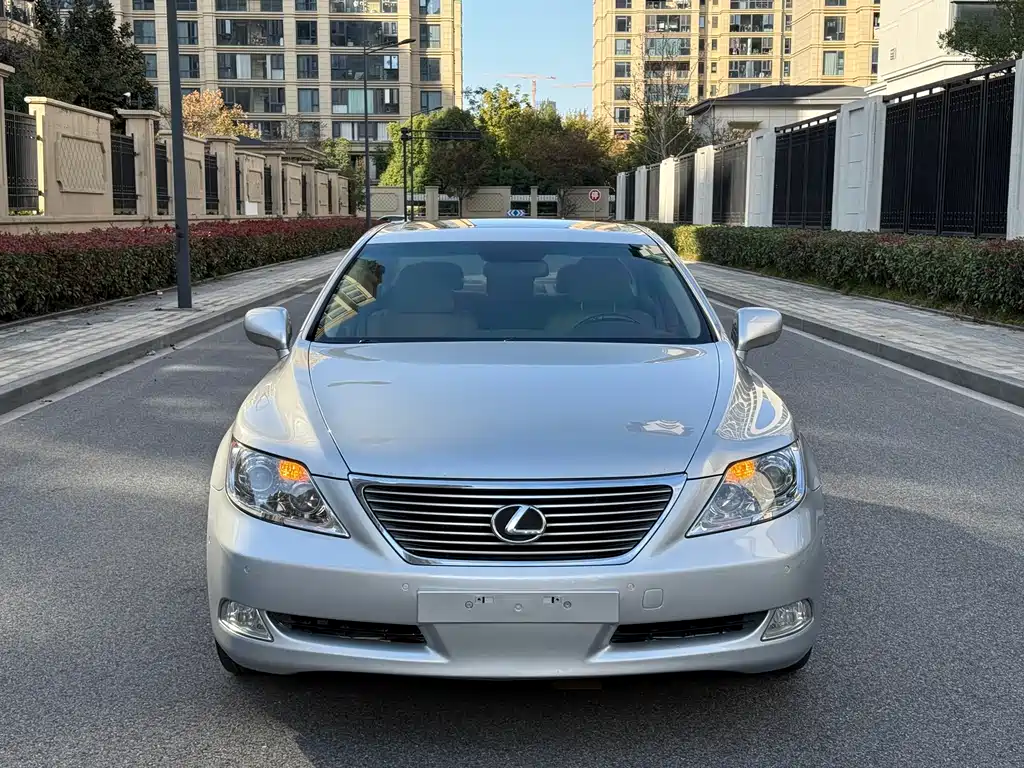 Lexus LS — миниатюра 2
