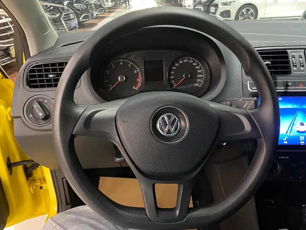 VOLKSWAGEN POLO