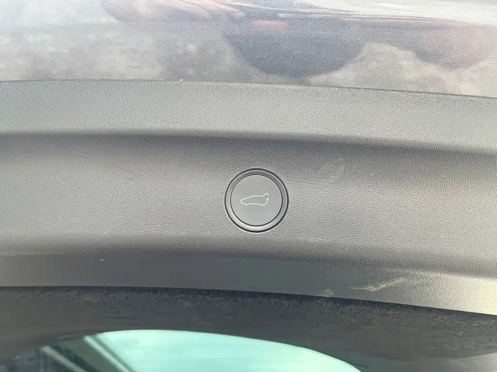 Tesla Model Y — миниатюра 22
