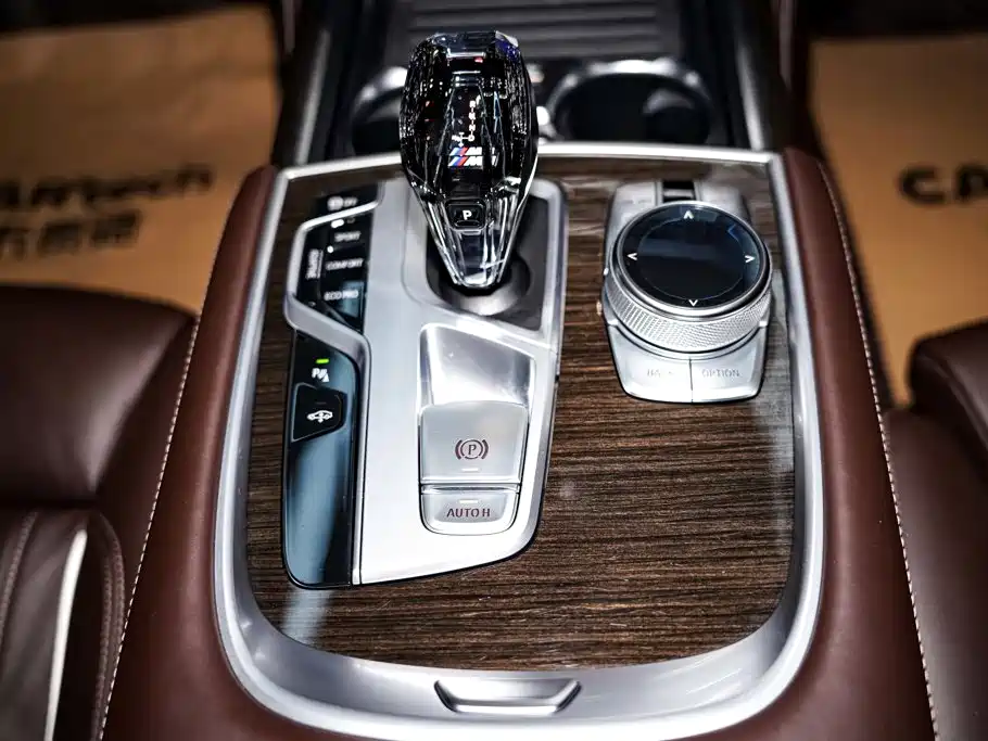 BMW 7 Series — миниатюра 23