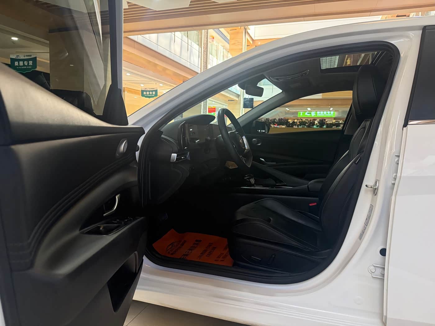 Hyundai Elantra 1.5 л 2023 г. Белый, пробег 19000 км