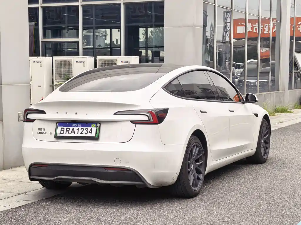 Tesla Model 3 — миниатюра 10