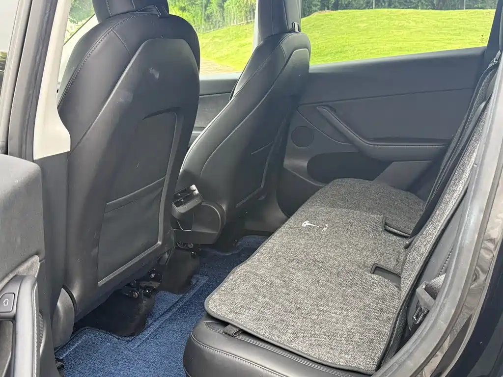Tesla Model Y — миниатюра 10