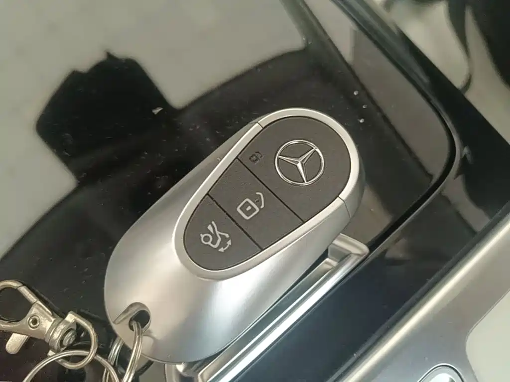 Mercedes-Benz EQE SUV — миниатюра 9