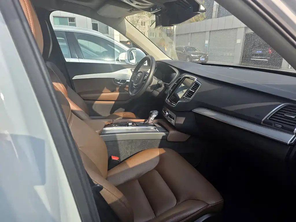Volvo XC90 — миниатюра 8