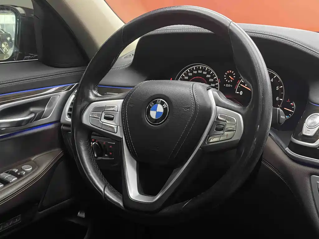 BMW 7 Series — миниатюра 13