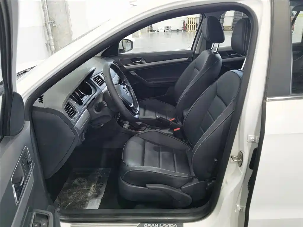 Volkswagen Gran Lavida 2015 1.6L AT Comfort