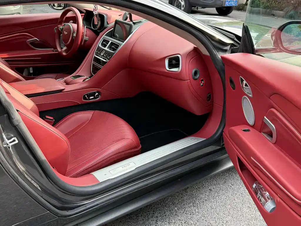 Aston Martin DB11 — миниатюра 5