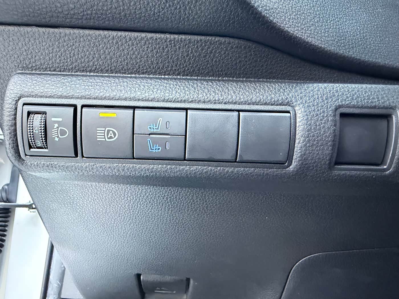 Toyota Corolla 1.2 л 2022 г. Белый, пробег 32599 км