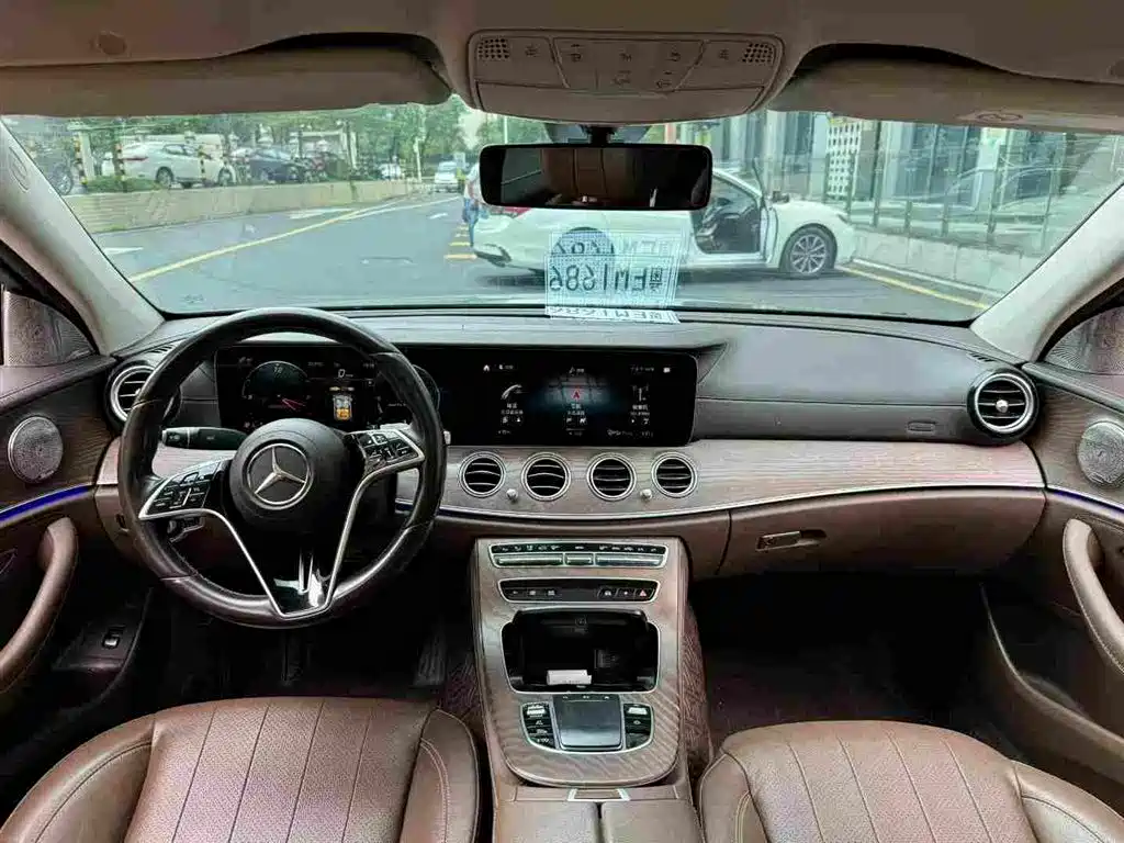 Mercedes-Benz E-Class — миниатюра 7
