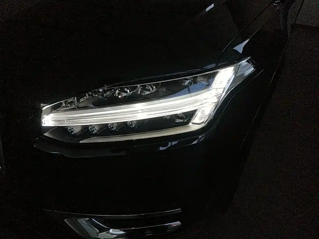 Volvo XC90 — миниатюра 24
