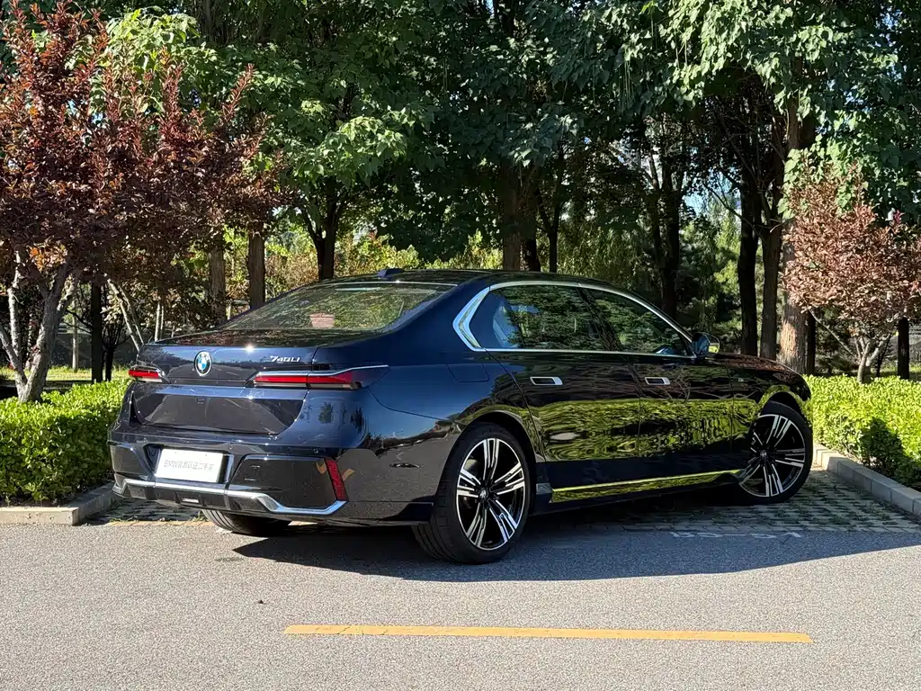 BMW 7 Series — миниатюра 4