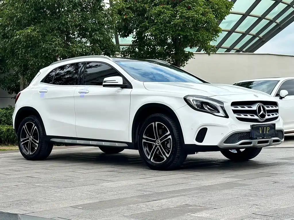 MERCEDES-BENZ GLA