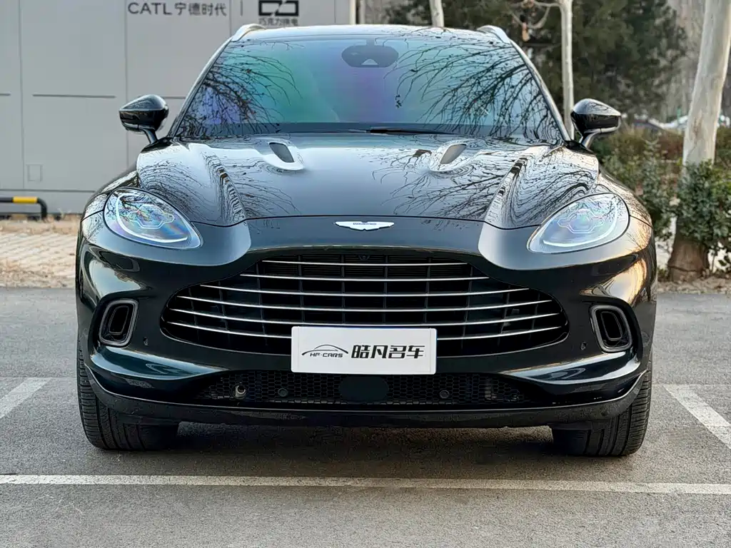 ASTON MARTIN DBX