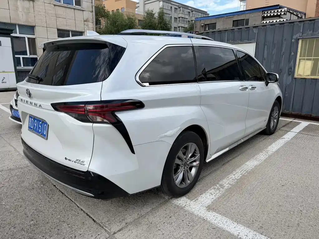Toyota Sienna — миниатюра 3