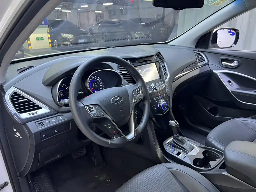 Hyundai Santa Fe 2013 2.4L AT Luxury
