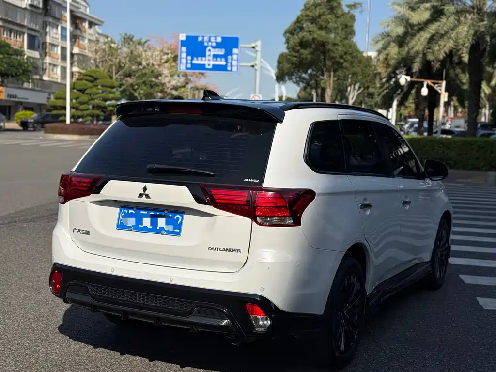 MITSUBISHI OUTLANDER