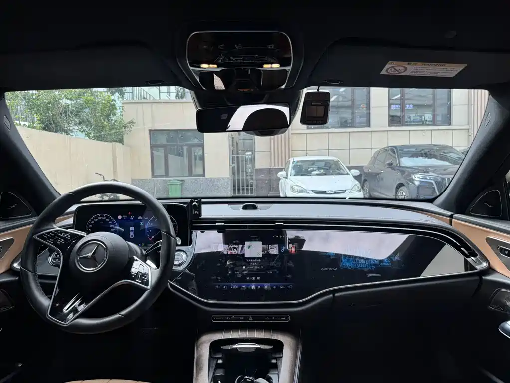 Mercedes-Benz E-Class — миниатюра 6