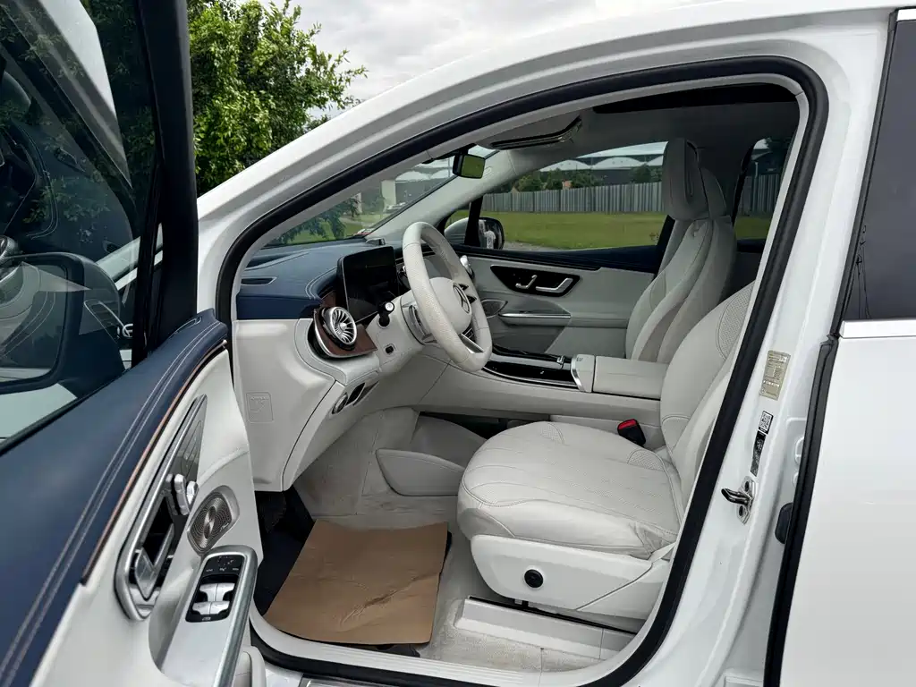 Mercedes-Benz EQE SUV — миниатюра 8
