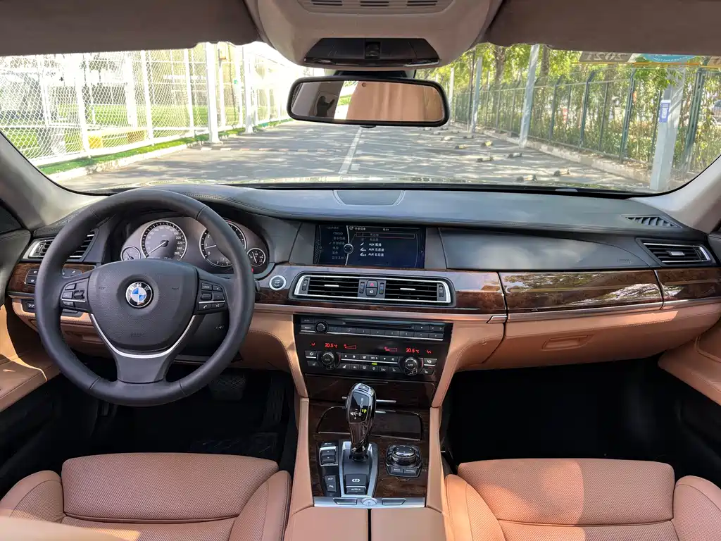 BMW 7 Series — миниатюра 19
