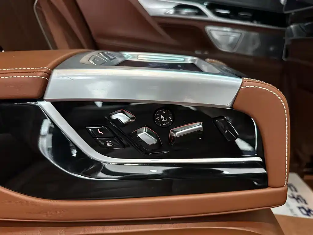 BMW 7 Series — миниатюра 12