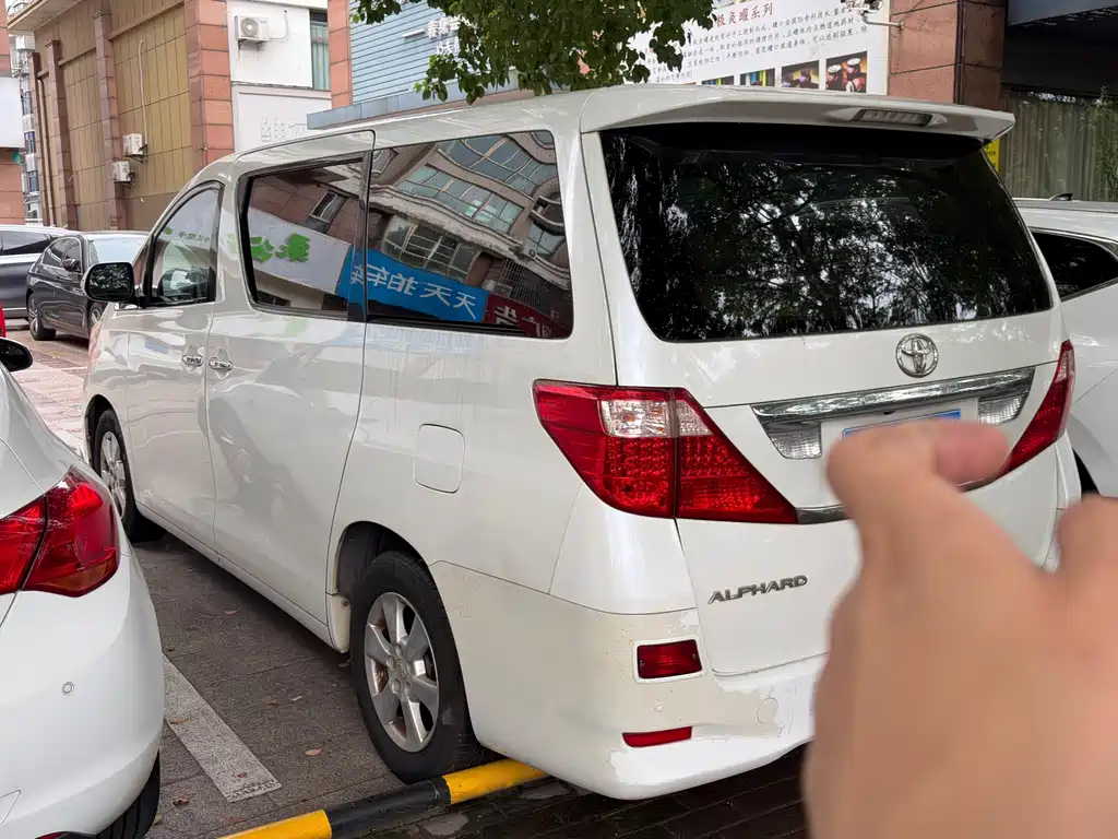 Toyota Alphard — миниатюра 5