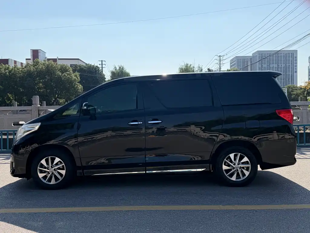 Toyota Alphard — миниатюра 24