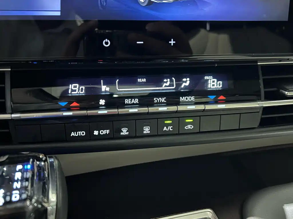 Toyota Granvia — миниатюра 16