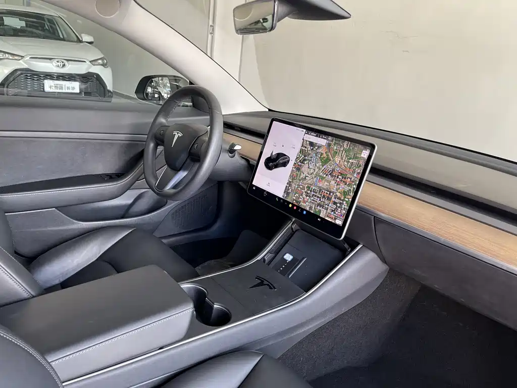 Tesla Model 3 — миниатюра 24